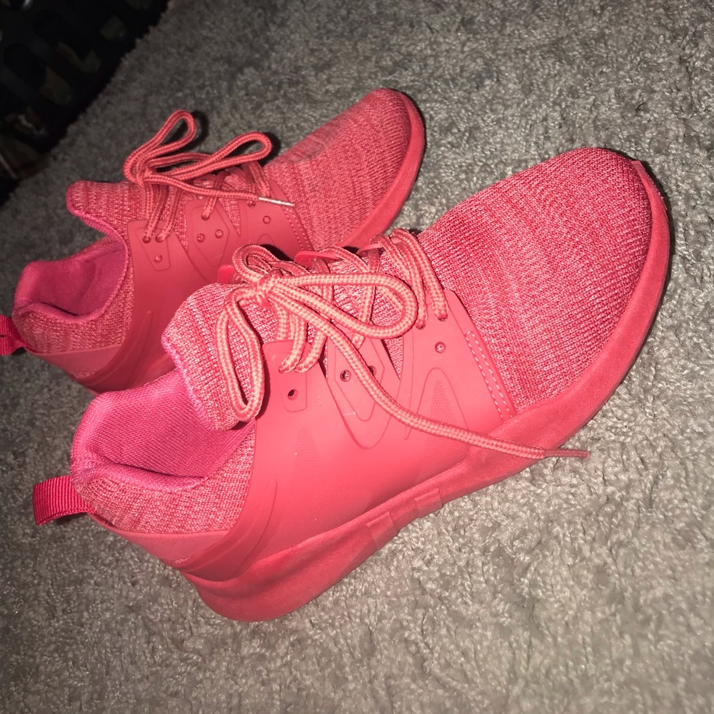 Red tenny shoes